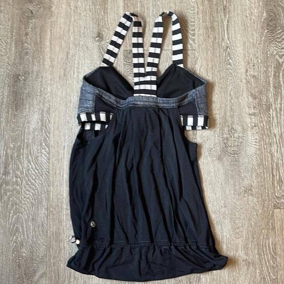 Lululemon size 6 black stripe workout tank with bra - Picture 4 of 5